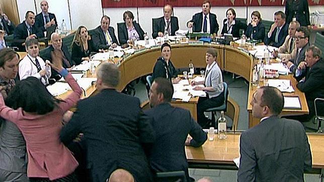 Mes y medio de prisión para el hombre que atacó a Murdoch en el Parlamento