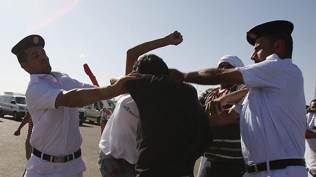 Enfrentamientos con piedras delante del tribunal que juzga a Mubarak