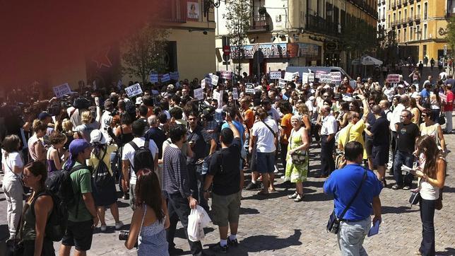 La policía desaloja la Puerta del Sol