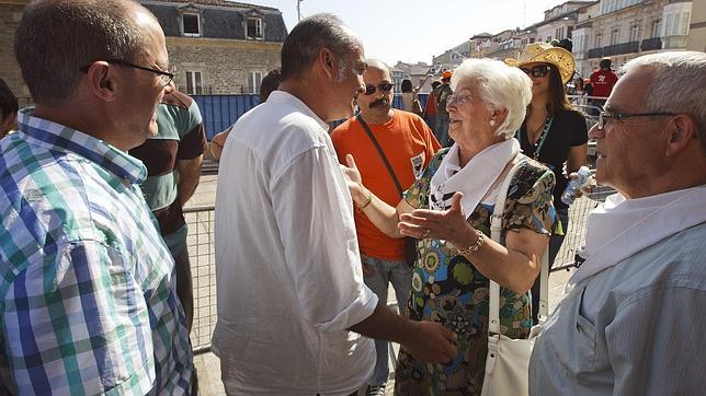Dos familiares de etarras acompañan a  Garitano en el chupinazo de Vitoria