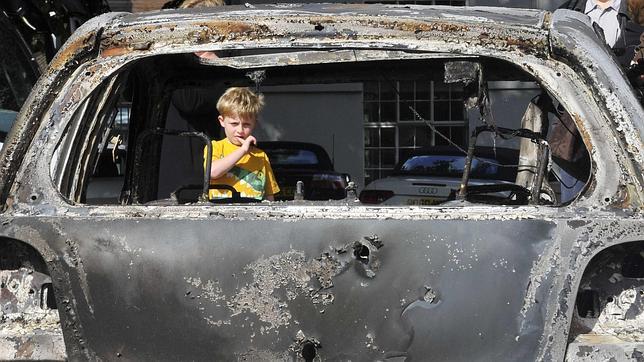 Un hombre tiroteado en un coche, primera víctima de los disturbios en Londres