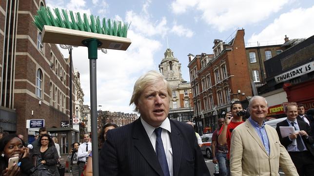 Abuchean al alcalde de Londres durante una visita a la zona de conflicto