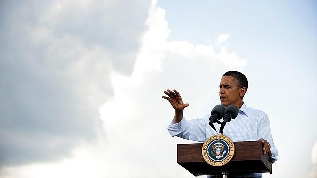 Obama descarta una nueva recesión, mientras se desploma en las encuestas