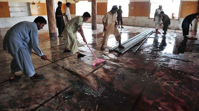 Un suicida mata, al menos, a 47 fieles en una mezquita paquistaní