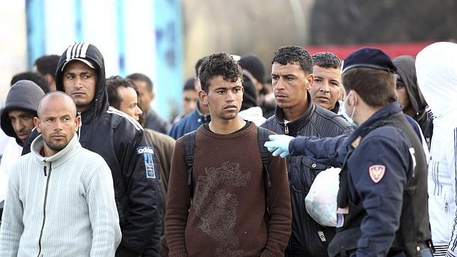 Italia tiene «pruebas» de que Gadafi quería convertir Lampedusa «en un infierno» enviando miles de inmigrantes