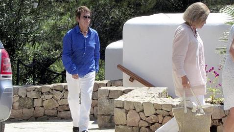 Raphael y su esposa visitan a la duquesa de Alba en Ibiza