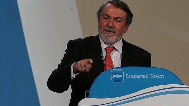 Mayor Oreja evoluciona favorablemente tras ser operado hoy de sus fracturas