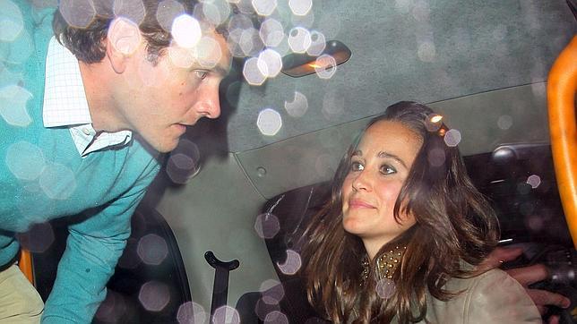 El novio de Pippa Middleton increpa a los paparazzi