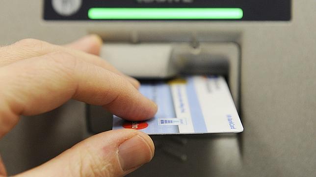 Los bancos encarecen las comisiones hasta un 35% para salvar sus cuentas