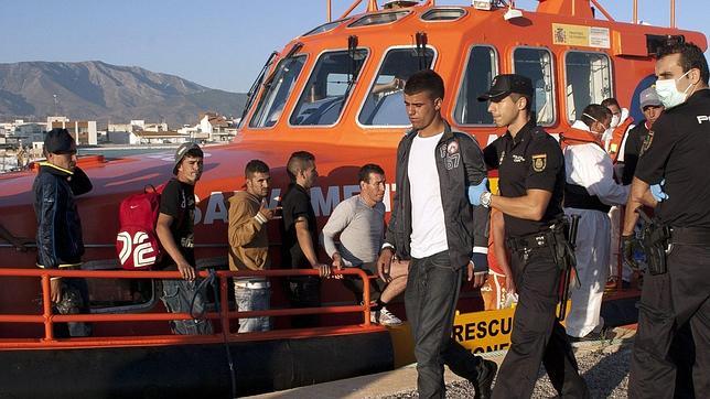 Rescatados 22 inmigrantes a bordo de dos lanchas neumáticas cerca de Motril