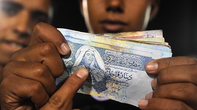 Gadafi, ni en los billetes