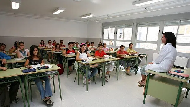 Los profesores españoles dan más horas de clase que la media de la OCDE