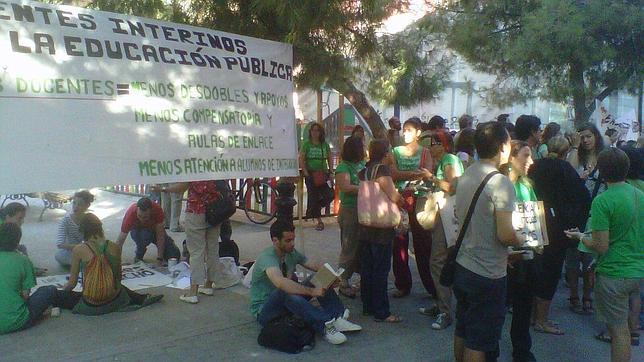 Un centenar de profesores protestan en el primer día del Bachillerato de Excelencia de Aguirre