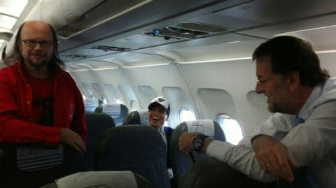 Mariano Rajoy cuelga su primera foto en Twitter: en un avión con Santiago Segura
