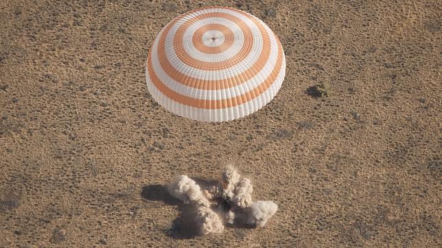 La Soyuz vuelve a la Tierra con tres cosmonautas abordo