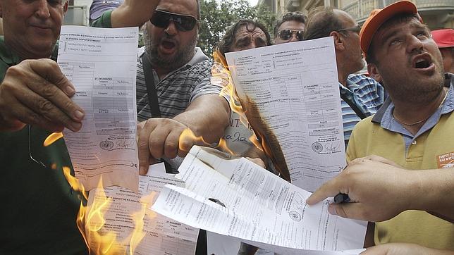 Grecia se da diez días para hacer una «lista negra» de funcionarios prescindibles