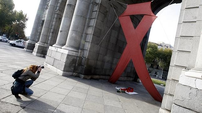 Al menos 30.000 españoles están infectados con el VIH y no lo saben