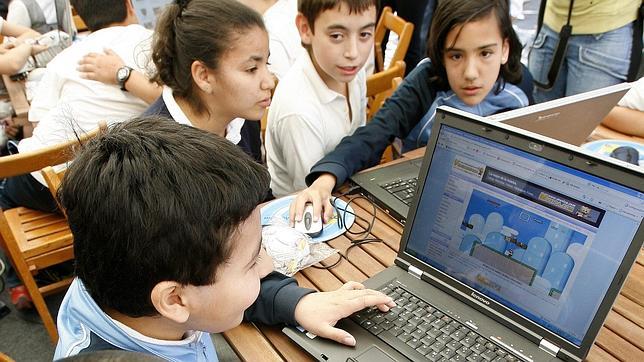 Colectivos sociales piden quitar el «wifi» de las aulas para proteger la salud de los alumnos