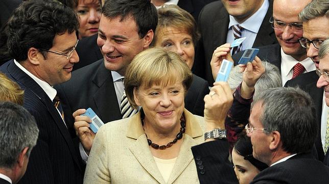 Merkel logra el respaldo de Alemania para el fondo de rescate europeo