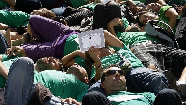 Centenares de profesores escenifican en Madrid la muerte de la educación pública
