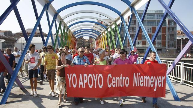 Miles de personas piden en Avilés la continuidad del Centro Niemeyer