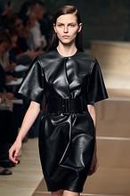 En la austeridad está el lujo, por Christophe Lemaire para Hermès