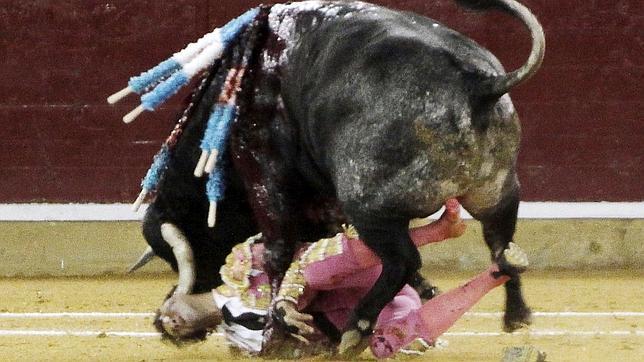 El torero Juan José Padilla sale de la UCI aunque continúa grave tras su cornada