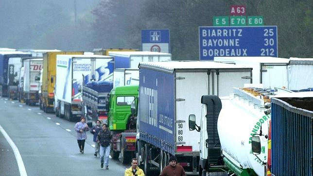 Los camioneros españoles se rebelan contra la «ecotasa» francesa