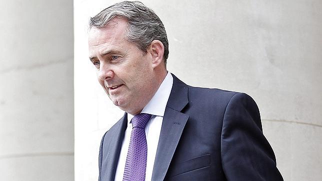 Dimite el ministro de Defensa británico por incluir a un amigo en reuniones y viajes oficiales