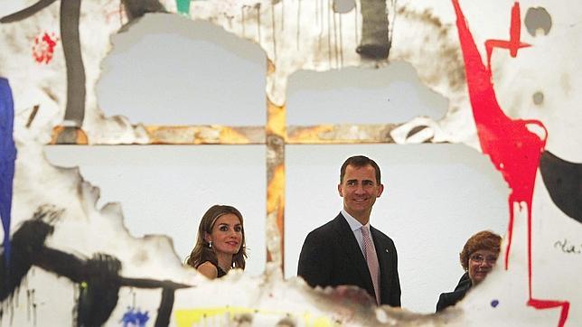 Los Príncipes inauguran en la Fundación Miró la gran retrospectiva del pintor