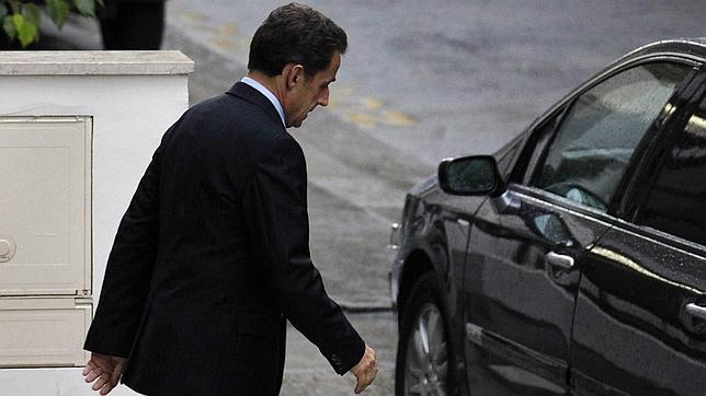 Sarkozy llega a la clínica en la que Bruni está ingresada para dar a luz