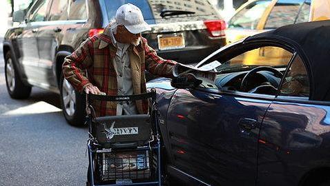 El mendigo que guarda una fortuna en el banco