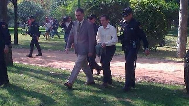 Concluye la reconstrucción en el parque con insultos hacia el padre de los niños desaparecidos