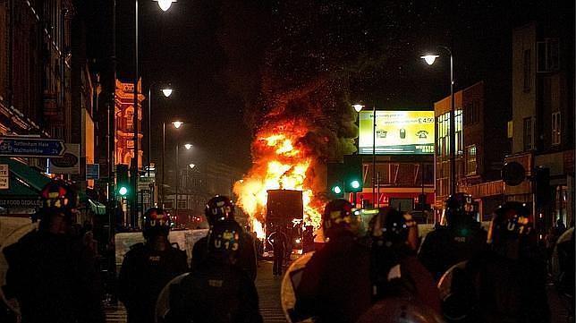 Un informe limita el papel de las bandas organizadas en los disturbios ingleses