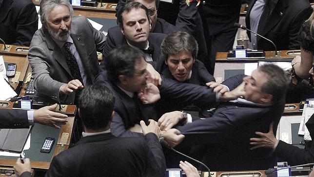 A golpes en el Parlamento italiano por las reformas económicas