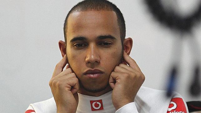 Hamilton y Sergio Pérez, sancionados con tres posiciones en la parrilla