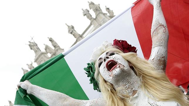 Italia amanece rozando el nivel del rescate