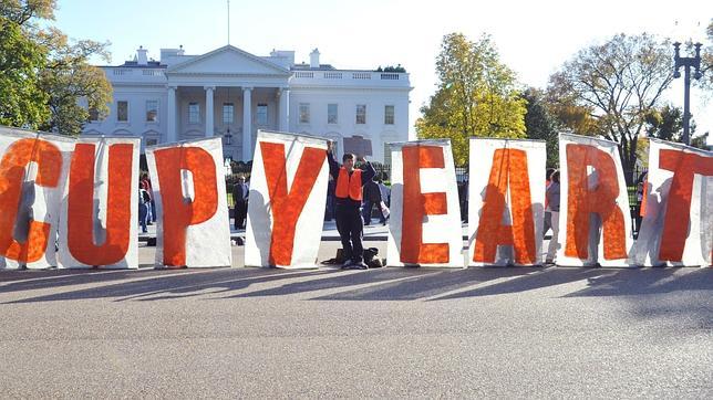 Miles de personas rodean la Casa Blanca para protestar por la construcción de un oleoducto