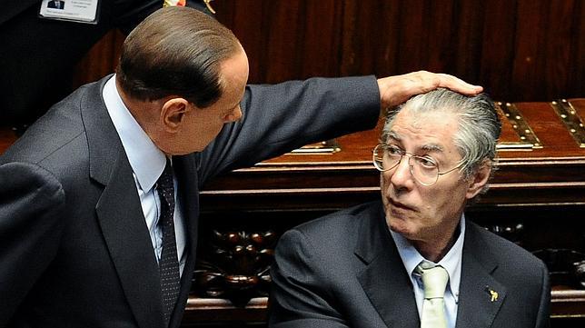 El aliado de Berlusconi en el Gobierno le pide que «se haga a un lado»