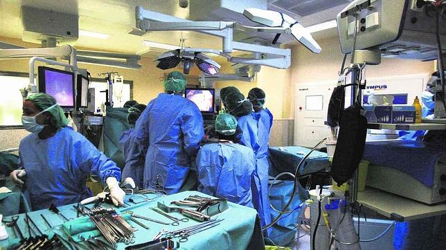 Los hospitales catalanes reutilizan el material quirúrgico por los recortes