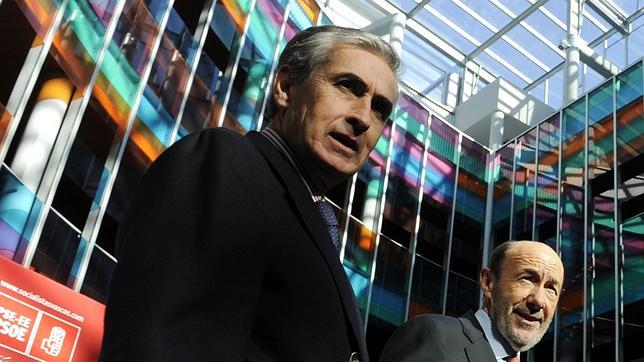 Jáuregui alerta de que la banda terrorista busca «la prima electoral» al abandono de las armas