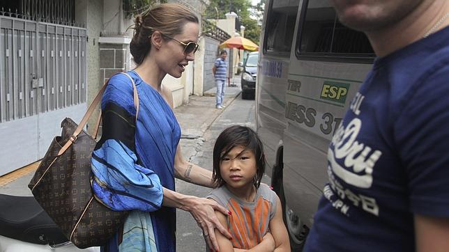 Brad Pitt y Angelina Jolie llevan a sus seis hijos a Vietnam, país natal de Pax