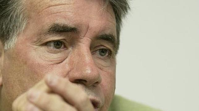 Manuel Santana: «La tierra azul no es un capricho, es por el bien del tenis»