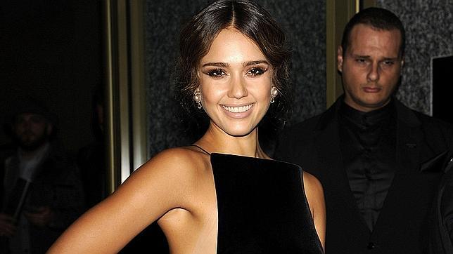 Giorgio Armani inaugura un hotel en Milán junto a Jessica Alba y Luis Medina