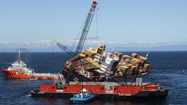 Comienza la retirada de los contenedores del carguero Rena