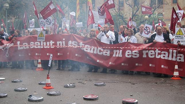 Los médicos en huelga convierten la sede de la consejería de Salud en un campo de minas