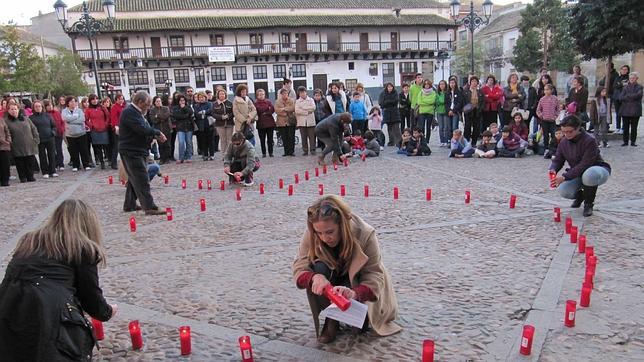 Encendido de velas en Consuegra por las mujeres asesinadas