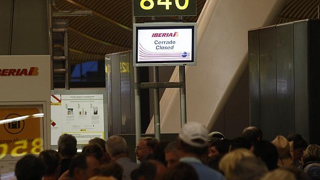 Los pilotos de Iberia amenazan con una huelga en Navidad, un año después del caos de los controladores
