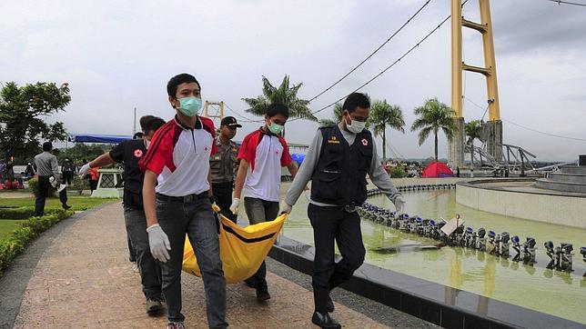 Mueren once personas tras derrumbarse un puente en Indonesia