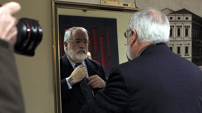 París llama por error a Arias Cañete ministro de Exteriores de España